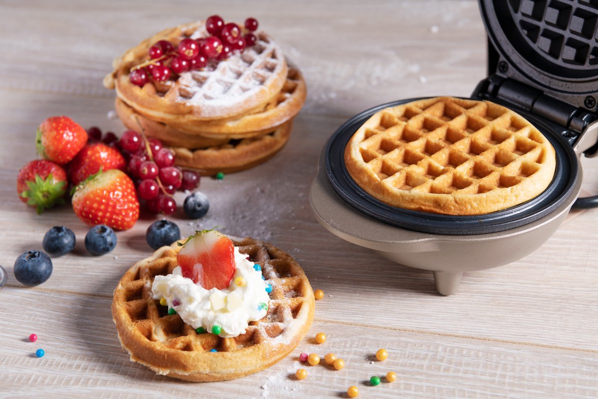 BESTRON Wafelijzer voor klassieke hartwafels, wafelijzer met anti-aanbaklaag voor wafels in hartvorm, inclusief receptsuggesties, 700 watt, kleur: koper