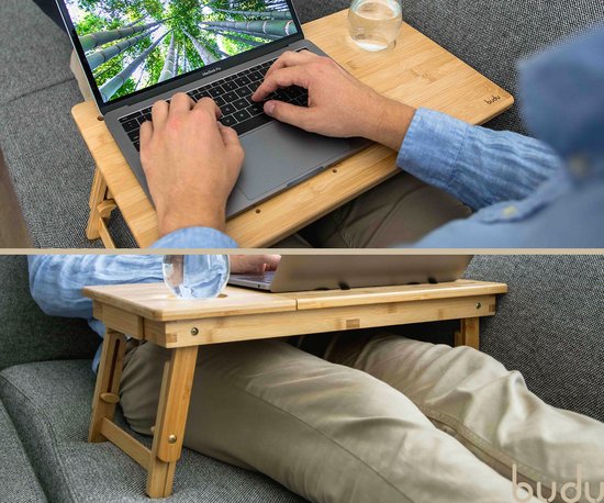Man gebruikt een bamboe laptoptafel met opklapbare pootjes op de bank. De laptop staat op de tafel en ernaast staat een glas water.