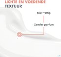 Witte crème met rode tekst "Lichte en voedende textuur".