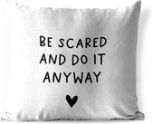 Tuinkussen - Engelse quote "Be scared and do it anyway" met een hartje tegen een witte achtergrond - 40x40 cm - Weerbestendig