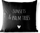 Sierkussen Buiten - Engelse quote "Sunset & palm trees" met een hartje op een zwarte achtergrond - 60x60 cm - Weerbestendig