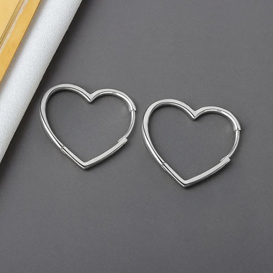 Oorbellen - oorhangers - hartvorm - zilverkleurig - valentijn - liefde - love