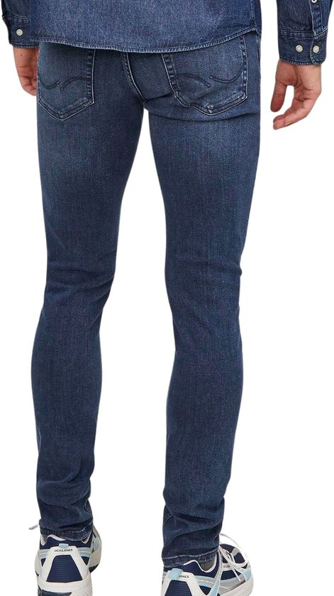 Achterkant van een man met donkerblauwe jeans.