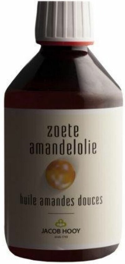 Bruine fles met witte dop, crème etiket met tekst "zoete amandelolie" en een afbeelding van een amandel.