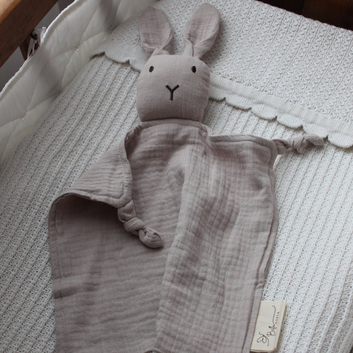Bella Sofia® - Soof het Knuffelkonijn – Knuffeldoekje Grijs – Biologisch Katoenen Hydrofiel Speendoekje – Perfect Kraamcadeau – Babyshower Cadeau – Veilig Baby Speelgoed — afbeelding 3