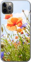 Geschikt voor iPhone 13 Pro Max hoesje - Bloemen - Klaproos - Lente - Natuur - Rood - Blauw - Siliconen Telefoonhoesje
