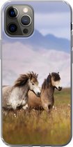 Geschikt voor iPhone 13 Pro hoesje - Paarden - Gras - Bergen - Siliconen Telefoonhoesje