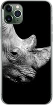 Geschikt voor iPhone 11 Pro Max hoesje - Portretfoto neushoorn op zwarte achtergrond in zwart-wit - Siliconen Telefoonhoesje