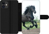Bookcase Convient pour étui de téléphone iPhone 12 Pro Max - Cheval - Zwart - Naturel - Avec compartiments - Étui portefeuille avec fermeture magnétique
