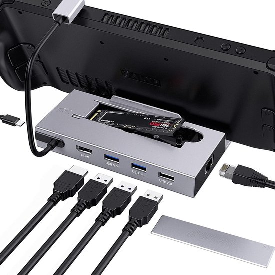 Zilveren docking station met M.2 SSD, aangesloten op de achterkant van een Steam Deck, met kabels voor HDMI, USB 3.0, USB 2.0 en Ethernet.