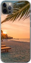 Geschikt voor iPhone 13 Pro Max hoesje - Strand - Strandstoel - Zonsondergang - Siliconen Telefoonhoesje