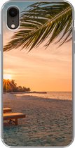 Geschikt voor iPhone XR hoesje - Strand - Strandstoel - Zonsondergang - Siliconen Telefoonhoesje