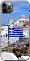 Geschikt voor iPhone 13 Pro Max hoesje - Vlag van Griekenland tussen de witte huisjes - Siliconen Telefoonhoesje