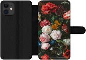 Bookcase Geschikt voor iPhone 12 Pro telefoonhoesje - Stilleven met bloemen in een glazen vaas - Schilderij van Jan Davidsz. de Heem - Met vakjes - Wallet case met magneetsluiting