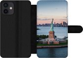 Bookcase Geschikt voor iPhone 12 Mini telefoonhoesje - New York - Vrijheidsbeeld - Skyline - Met vakjes - Wallet case met magneetsluiting