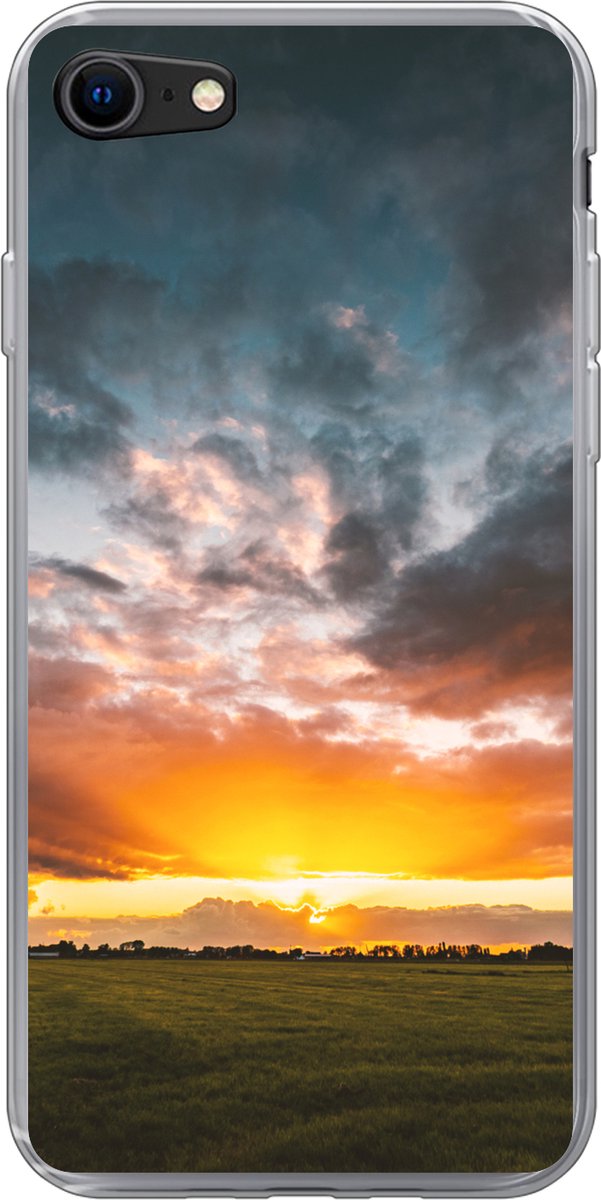 Telefoonhoesje Geschikt voor iPhone 8 hoesje - Zonsondergang boven een weiland in Nederland - Siliconen Telefoonhoesje Telefoonhoesje