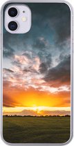 Geschikt voor iPhone 11 hoesje - Zonsondergang boven een weiland in Nederland - Siliconen Telefoonhoesje
