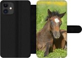 Bookcase Geschikt voor iPhone 12 Pro telefoonhoesje - Paarden - Licht - Gras - Met vakjes - Wallet case met magneetsluiting