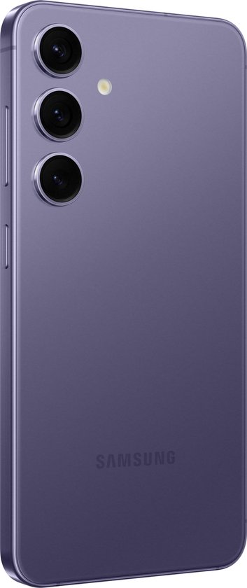 Vue en angle de l'arrière du Samsung Galaxy S24 violet cobalt avec trois caméras.
