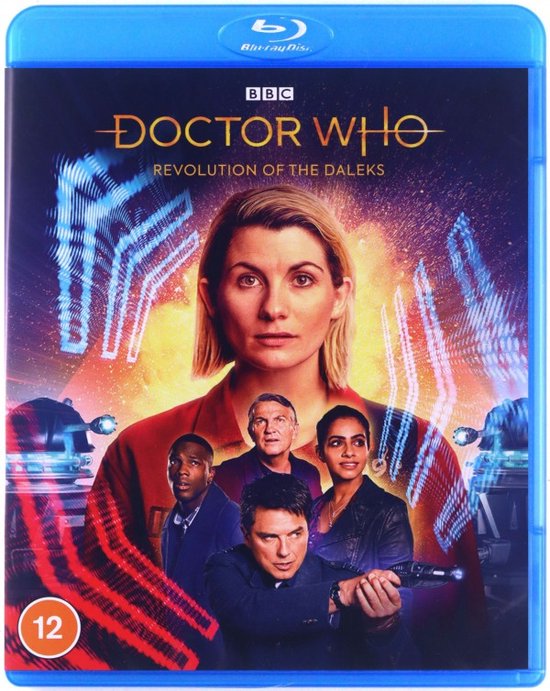 Blu-ray hoes: 'Doctor Who Revolution of the Daleks' met de Dokter op de voorgrond. Daaronder haar teamleden: Yaz, Ryan, Graham en Jack. Met op de achtergrond abstracte Dalek-patronen.