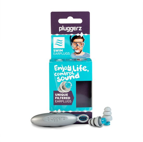 Pluggerz swim oordopjes verpakking met zilveren hoesje en grijze oordopjes met blauwe filters.