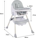Grijze kinderstoel met afmetingen: 94x75x60 cm, dienblad 30x47 cm.