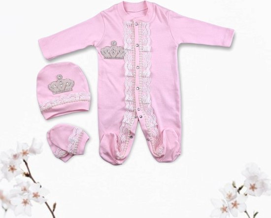 Roze baby boxpakje met kant en kroontje met steentjes. Inclusief bijpassende muts en slofjes.