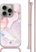Casimoda® - iPhone 15 Pro hoesje met rosegoud koord - Marmer roze paars - Afneembaar koord - TPU/polycarbonaat