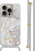 Casimoda® hoesje met grijs koord - Geschikt voor iPhone 15 Pro - Marmer Grijs - Afneembaar koord - TPU/polycarbonaat - Grijs