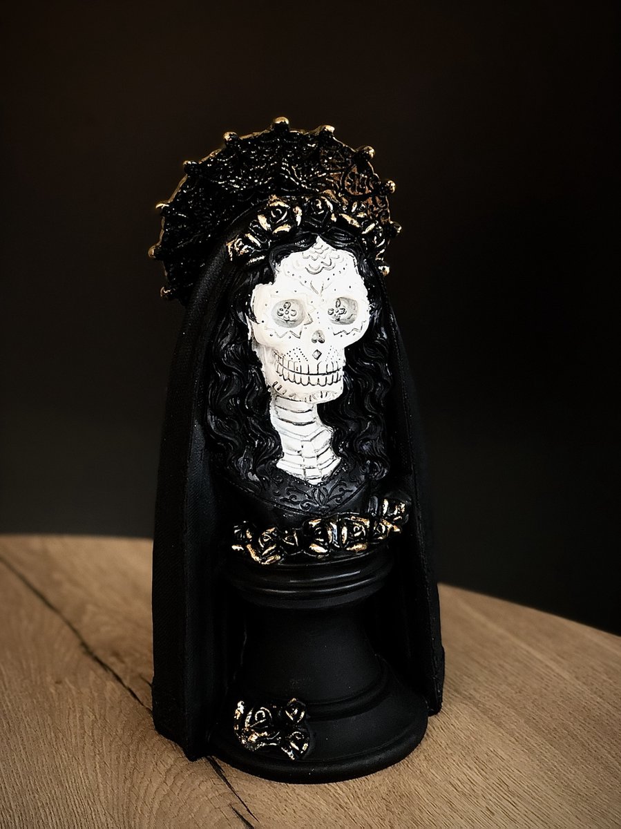 Doodshoofd dame 32 cm hoog - polyresin - kunststof - interieur - voor binnen - interieurdecoratie - decoratiefiguur - modern - geschenk - cadeau - gift - verjaardag - Halloween - Kerst - Nieuwjaar