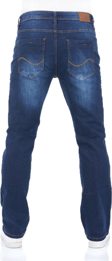 Achterkant van een blauwe jeans met rechte pijpen, effen van kleur met lichte veroudering en twee achterzakken.