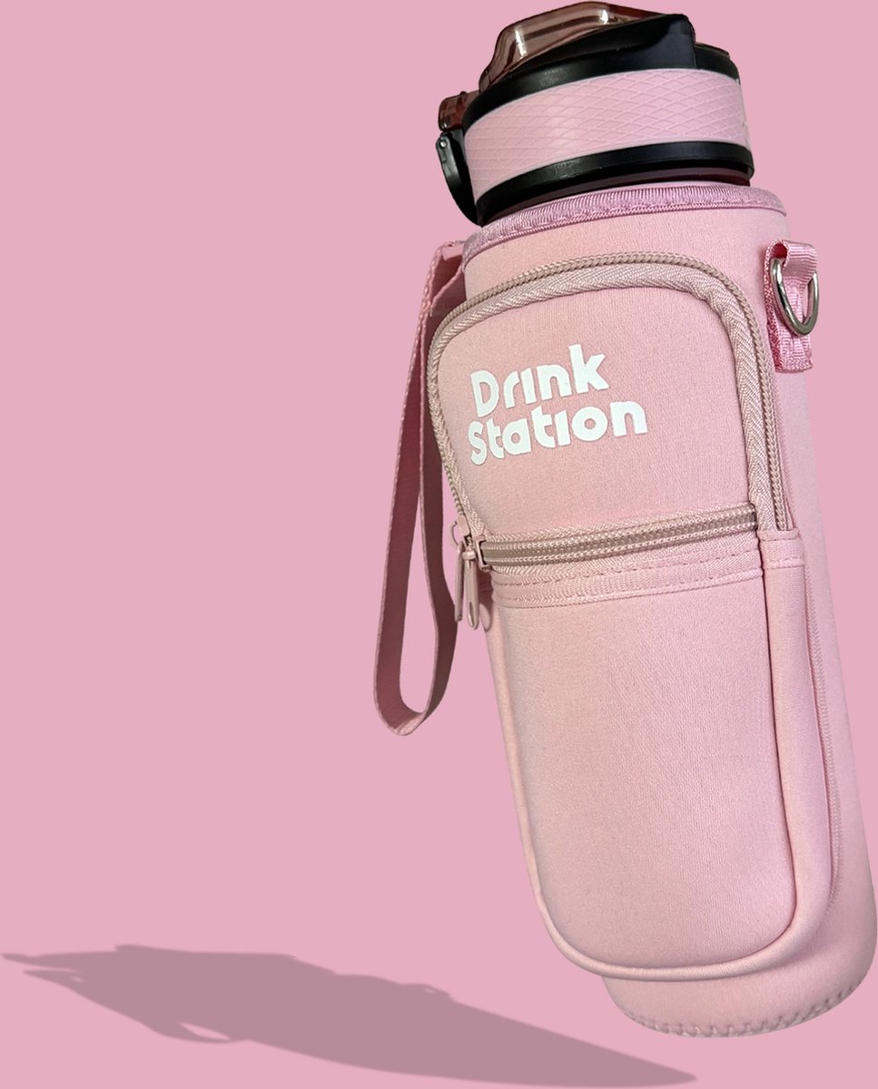 Drink Station Waterfles / Drinkfles | 1 liter | Roze pink | Handig zakjes voor je telefoon sleutels en Airpods| BPA- & Lekvrij | Drinkfles met rietje volwassenen | Drinkfles volwassenen | Drinkfles 1 liter | Gratis bagstrap erbij | Cadeau voor haar