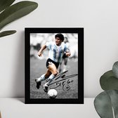 Diego Maradona Kunst - Gedrukte handtekening - 10 x 15 cm - In Klassiek Zwart Frame - Argentijns Elftal - Napoli - FC Barcelona - Voetbal - Football Signed Photo