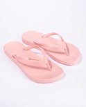 Lichtroze Ipanema slippers met geweven bandjes en een subtiel patroon op de zool.
