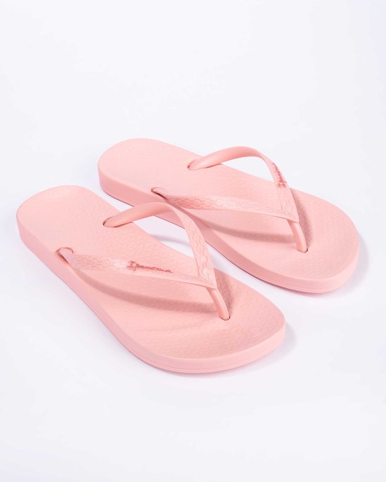 Lichtroze Ipanema slippers met geweven bandjes en een subtiel patroon op de zool.