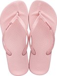 Lichtroze Ipanema slippers, van bovenaf gezien, met geweven bandjes en een patroon op de zool.