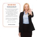 Een lachende zakenvrouw in een zwart pak geeft een 'ok'-gebaar. "Goed product! Zeker een aanrader!".
