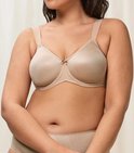 Nude minimizer beha met textuur en strikje op de cups, gedragen door een model.