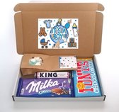 Geboorte cadeautje jongen - brievenbuscadeau "It's a boy" - Blauw witte hartjes - Milka chocolade - Tony chocolonely - King pepermunt