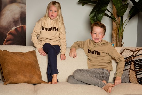 Knuffle Classic Hoodie® | Van het bekende Nederlandse merk Knuffle® | Linda: "De perfecte hoodie voor jouw kind! Stijlvol en comfortabel" | Duurzaam geproduceerd in Portugal | Voor jongens en meisjes | In 4 kleuren, dit is maat 146-152, kleur Beige