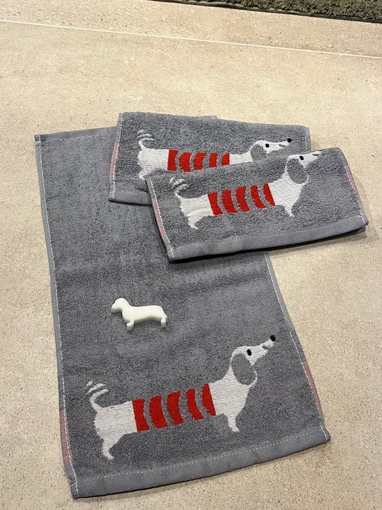 Teckel - set van 3 handdoeken inclusief 1 teckel zeepje - gastenhanddoek - 50x25 cm - grijs - katoen - badstof - hond - toilet handdoek - zeep - teckelzeep