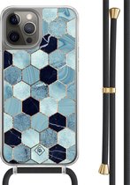 Casimoda® hoesje met zwart koord - Geschikt voor iPhone 12 Pro - Blue Cubes - Afneembaar koord - TPU/polycarbonaat - Blauw