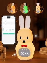 Lopoleis® Slaaptrainer – Slaapwekker Baby – Nachtlamp functie met Wekker – Kinderwekker – Tuxedo Rabbit – Inclusief App