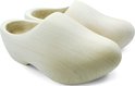 Een paar houten klompen, naturel gekleurd, op een witte achtergrond.