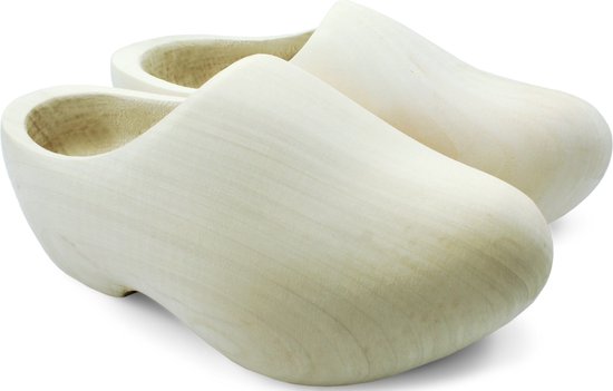 Een paar houten klompen, naturel gekleurd, op een witte achtergrond.