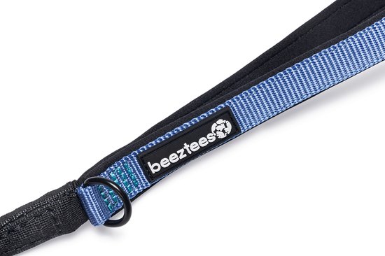 Detail van het handvat van een blauwe Beeztees hondenlijn met zwart en blauw band.