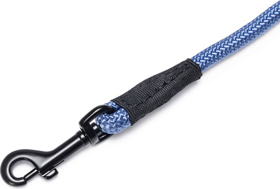 Detail van de karabijnhaak en het begin van de blauwe nylon lijn van een hondenriem.