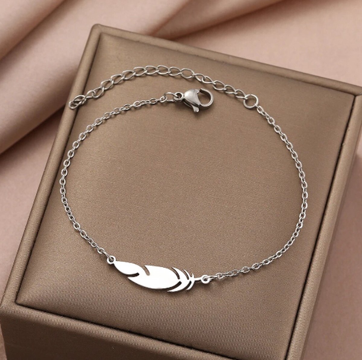 TVR-Wares® | Armband Veertje | Zilver | Klemsluiting | 17cm+5cm Verstelbare maat