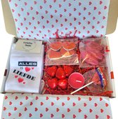 Valentijn - Alles is Liefde - Love - Hou van je - Verjaardag - Gift - Valentijns cadeau - Sokken met tekst - Witte sokken - Cadeau voor vrouw en man - Kado - Sokken - Verjaardags cadeau voor hem en haar - Verliefd - Vaderdag - Moederdag - LuckyDay So