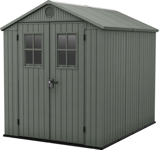 Grijze tuinhuis met dubbele deuren, twee ramen en ventilatieopening, geïsoleerd op zwarte achtergrond.